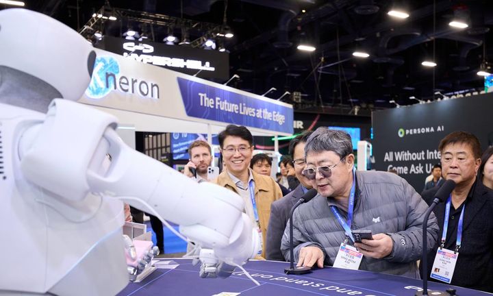 김상범 이수그룹 회장(앞줄 가운데)이 CES 2026에서 피지컬 AI 기업 부스를 둘러보며 로봇과 대화를 나누고 있다. (사진=이수그룹) *재판매 및 DB 금지