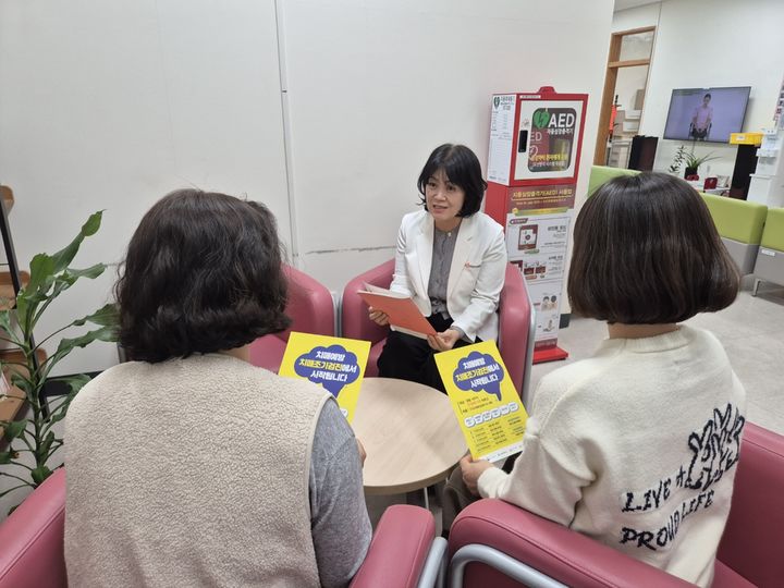 [대전=뉴시스] 대전 유성구 치매안심센터직원이 치매조기검진에 대해 안내하고 있다. (사진= 유성구 제공) *재판매 및 DB 금지