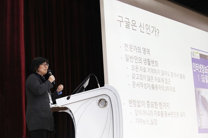 [서울=뉴시스] 서울여대에서 개최한 '제14회 인성교육 학술토론회'에서 황승원 서울대 교수가 기조강연을 진행 중이다. (사진=서울여대 제공) 2026.01.14. photo@newsis.com *재판매 및 DB 금지