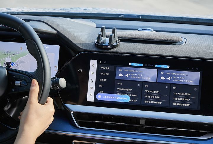 [서울=뉴시스] SK텔레콤이 르노코리아의 신형 차량 필랑트(Filante)에 차세대 차량용 인공지능(AI) 에이전트인 '에이닷 오토'를 적용했다고 14일 밝혔다. 운전자가 에이닷 오토와 대화나누는 모습. (사진=SKT 제공) *재판매 및 DB 금지