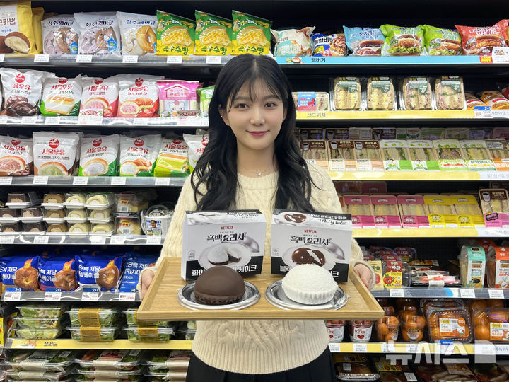 [서울=뉴시스] GS리테일이 운영하는 편의점 GS25는 온라인동영상서비스(OTT) 플랫폼 넷플릭스 오리지널 프로그램 '흑백요리사: 요리 계급 전쟁 시즌2' 콘셉트의 케이크 사전 예약을 진행한다고 14일 밝혔다. 사진은 흑수저와 백수저로 나눠 경연을 펼치는 흑백요리사2의 콘셉트를 반영한 블랙초코크림케이크(5400원)와 화이트베리크림케이크(4900원) 등 흑·백 크림 케이크 2종 이미지. (사진=GS리테일 제공) 2026.01.14. photo@newsis.com