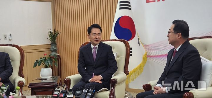 [대전=뉴시스]곽상훈 기자=장동혁 국민의힘 대표와 이장우 대전시장이 14일 대전시청 응접실에서 대전과 충남 통합과 관련해 이야기를 나누고 있다. 2026. 01. 14 kshoon0663@newsis.com 