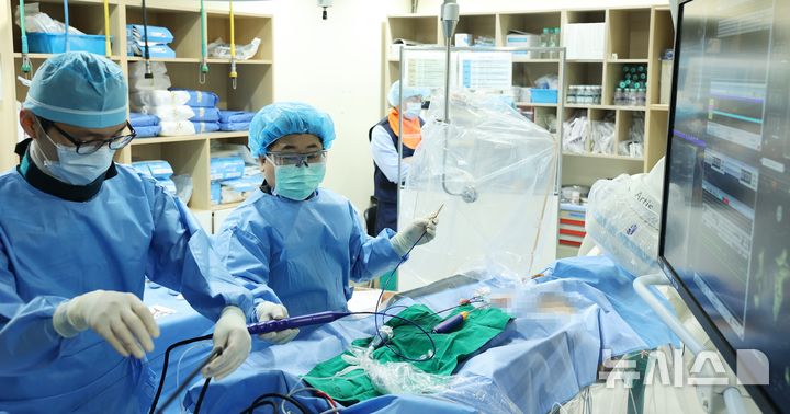 [서울=뉴시스] 정보영 세브란스병원 부정맥센터장(심장내과 교수·오른쪽)이 펄스장 절제술을 시행하고 있다. (사진= 세브란스병원 제공)
