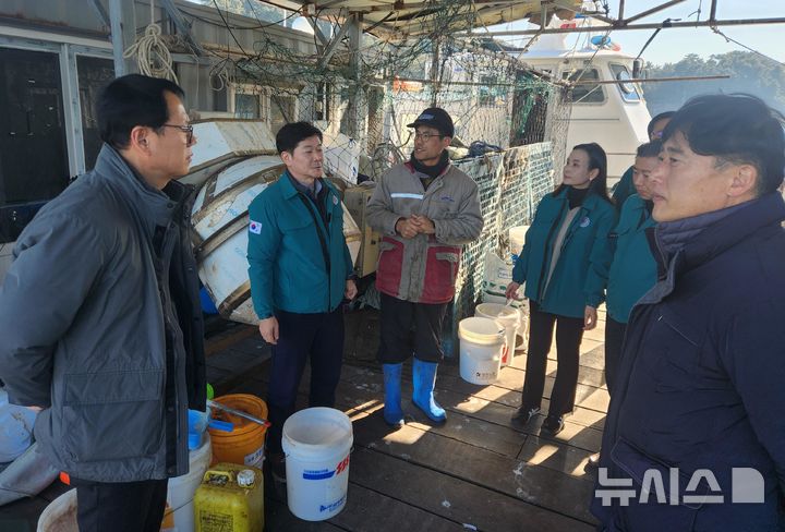 [창원=뉴시스]경남도 이상훈 해양수산국장 등이 통영의 한 해상가두리양식장을 찾아 겨울철 저수온 대응 상황을 점검하고 있다.(사진=경남도 제공) 2026.01.14. photo@newsis.com