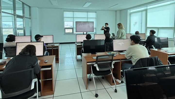 [신안=뉴시스]농업인 대상 정보화교육. (사진=신안군 제공) 2026.01.14. photo@newsis.com *재판매 및 DB 금지