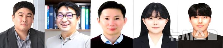 [포항=뉴시스] 송종욱 기자 = 포스텍 신소재공학과 오승수 교수가 주도하는 '포스텍 컨소시엄'이 '2024년 제1차 한국형 ARPA-H 프로젝트' 2단계 계속 지원 대상에 선정돼 mRNA 백신을 상온에서 장기간 보관할 수 있는 기술 개발에 속도를 낸다. 사진은 포스텍 컨소시엄의 오 교수(왼쪽부터), 화학공학과 이기라·이효민 교수, 신소재공학과 통합 과정 오화진·정설영씨. (사진=포스텍 제공) 2026.01.14. photo@newsis.com