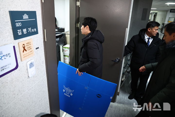 [서울=뉴시스] 김명년 기자 = 경찰이 14일 오전 서울 여의도 국회 의원회관 김병기 전 민주당 원내대표 사무실에 ‘공천헌금’ 혐의로 압수수색을 하기 위해 진입하고 있다.2026.01.14. kmn@newsis.com