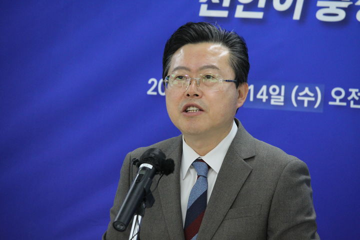 [천안=뉴시스] 최영민 기자 = 더불어민주당 장기수 정책위 부의장이 14일 천안시청 브리핑실에서 대전·충남 행정통합에 관한 소신을 밝히고 있다. 2026.01.14. ymchoi@newsis.com *재판매 및 DB 금지