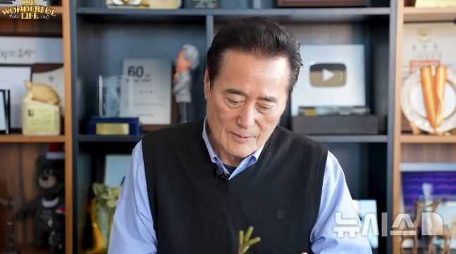 [서울=뉴시스] 배우 김성환이 아들을 공채에서 탈락시켰다고 고백했다. 2026.01.14. (사진 = 유튜브 채널 '송승환의 원더풀 라이프' 캡처) photo@newsis.com *재판매 및 DB 금지