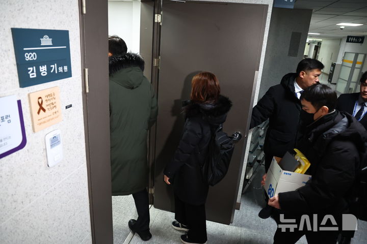 경찰 '공천헌금' 수사 본격화…김병기 압색·김경 재소환