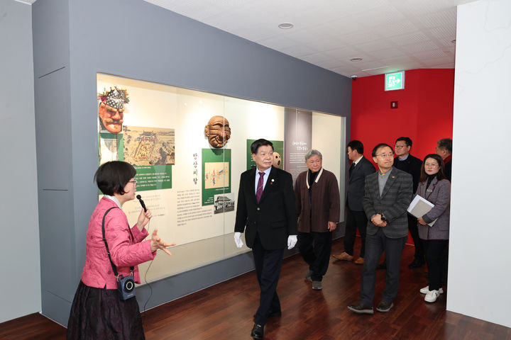 [고성=뉴시스] 신정철 기자= 경남 고성군은 고성탈박물관이 리모델링을 완료하고 전통 탈 전시를 현대적 감각으로 재해석하고 관람객이 오감을 통해 직접 체험할 수 있는 참여형 탈 문화 전문 박물관으로 재개관됐다고 14일 밝혔다.사진은 지난 12일 오후 이상근 고성군수(사진, 왼쪽 2번째)가 고성탈박물관 전시실을 둘러보고 있는 모습.(사진=고성군 제공).2026.01.14. photo@newsis.com *재판매 및 DB 금지