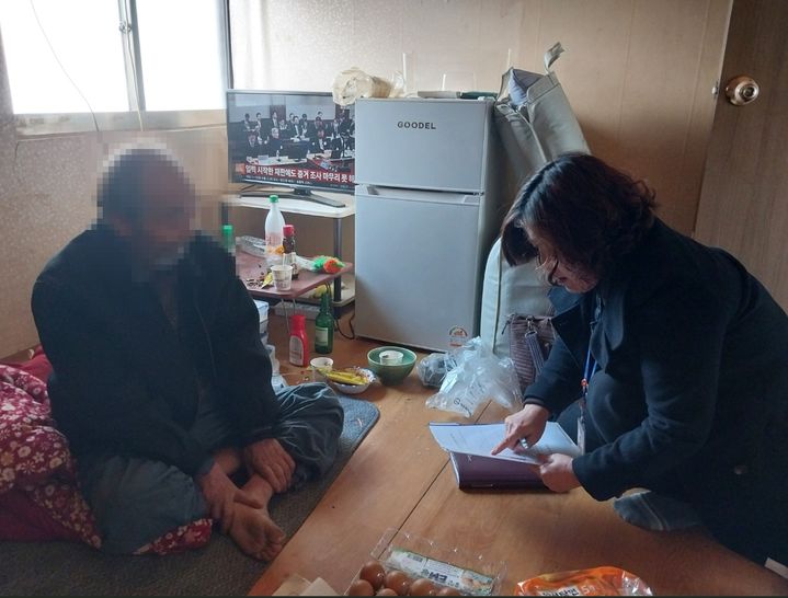 [서귀포=뉴시스] 지난달 14일 서귀포시 관계자가 고독사 위험군을 추가 발굴하기 위해 가구 방문 상담을 진행하는 모습. 2026.01.14. (사진=서귀포시 제공) 2026.01.14. photo@newsis.com *재판매 및 DB 금지