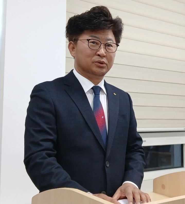 [대전=뉴시스] 조명휘 기자 = 최충규 대전 대덕구청장이 14일 대전시의회 기자실에서 대덕세무소 신설을 촉구하는 기자회견을 하고 있다. 2026.01.14. joemedia@newsis.com *재판매 및 DB 금지