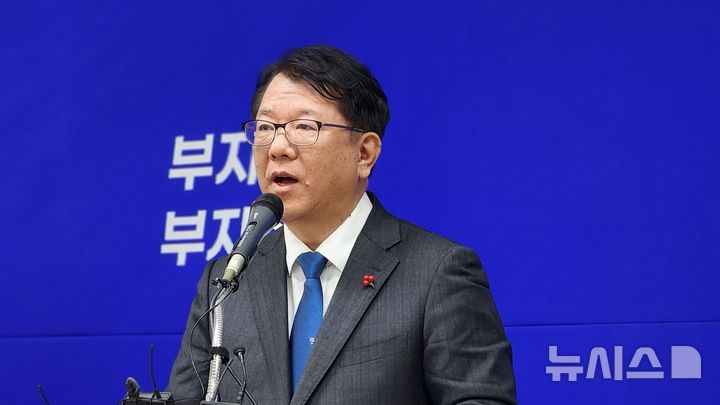 [청주=뉴시스] 임선우 기자 = 더불어민주당 서민석 변호사가 14일 충북 청주시청 브리핑룸에서 기자회견을 열어 청주시장선거 출마를 선언하고 있다. 2026.01.14. imgiza@newsis.com