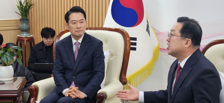 [대전=뉴시스] 곽상훈 기자 = 이장우 대전시장이 14일 대전시청에서 장동혁 국민의힘 대표와 환담하고 있다. 2026.01.14. kshoon0663@newsis.com *재판매 및 DB 금지