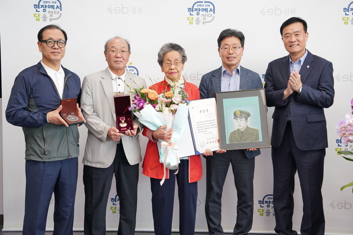 [서울=뉴시스] 성북구.‘6·25전쟁 무공훈장 주인공 찾기’협력 공로로 육군본부 감사장. 2026.01.14. (사진=성북구 제공) *재판매 및 DB 금지