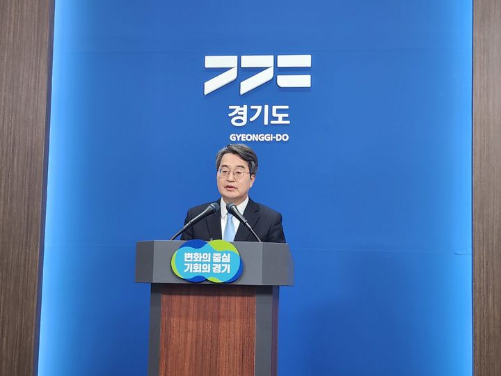 [수원=뉴시스] 이병희 기자 = 김동연 경기도지사가 14일 도청 브리핑룸에서 기자회견을 열고 서울시 시내버스 파업에 따른 도 비상수송대책을 발표하고 있다. 2026.01.14. iambh@newsis.com *재판매 및 DB 금지