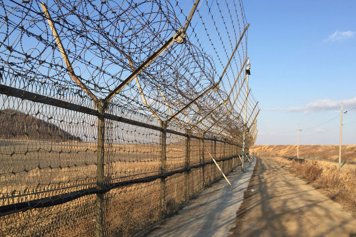 [인천=뉴시스] 철책에 가로막힌 인천 강화도 민간인 출입통제 구역 전경. (사진=강화군 제공) *재판매 및 DB 금지