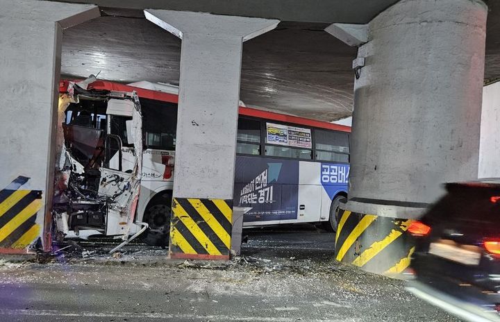 "빙판길 미끌" 지하차도 달리던 버스, 기둥 쾅…9명 부상