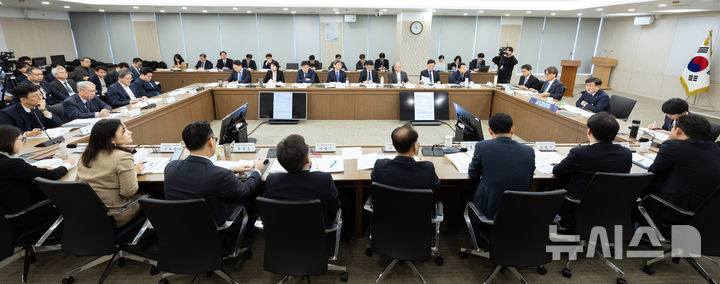 [세종=뉴시스]김성환 기후에너지환경부 장관은 14일 정부세종청사에서 열린 '환경분야 산하기관 업무보고'에 참석해 수자원공사, 환경공단, 국립공원공단, 환경산업기술원 등 각 기관의 올해 중점 추진과제와 이행계획을 집중 점검했다.(시진=기후부 제공)