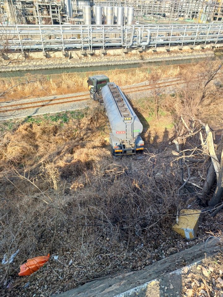 여수서 '차량 충돌' 탱크로리, 철길 추락…열차 운행 차질