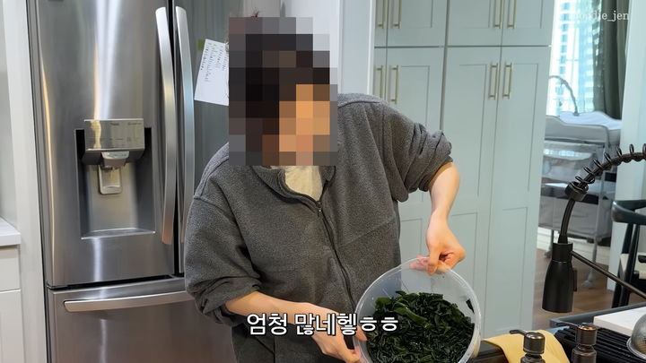 "만삭인데 남편 밥까지?"…62만 유튜버 영상에 갑론을박