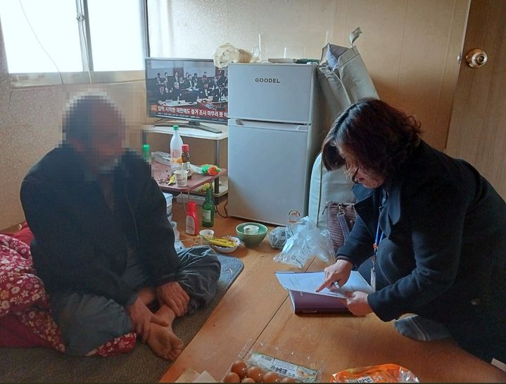 [서귀포=뉴시스] 서귀포시 맞춤형 복지팀 직원이 관내 중장년 1인가구를 방문해 고독사 위험 징후를 점검하고 있다. (사진=서귀포시 제공) 2026.01.14. photo@newsis.com *재판매 및 DB 금지