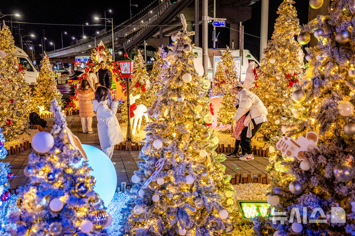[인천=뉴시스] 인천 계양아라온 북단에서 열리고 있는 '크리스마스 페스타' 모습. (사진=계양구 제공) 2026.01.14. photo@newsis.com