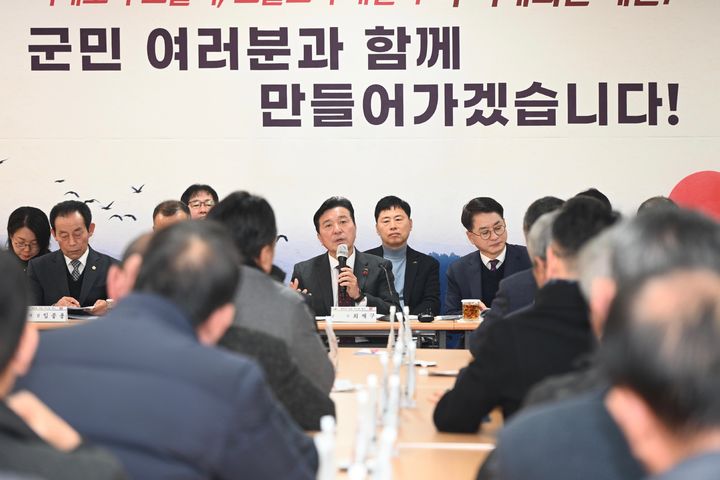 [예산=뉴시스] 최재구 예산군수가 2026년도 새해 첫 연두방문지인 삽교읍을 찾아 인사말을 하고 있다. *재판매 및 DB 금지