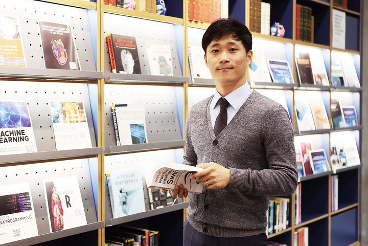 [대전=뉴시스] 한국인 최초로 클라우드 네이티브 컴퓨팅 재단(CNCF)이 수여하는 'CNCF 커뮤니티 어워즈 2025'를 수상한 한국전자통신연구원(ETRI) 손석호 전문위원. (사진=ETRI 제공) 2026.01.14. photo@newsis.com&nbsp; *재판매 및 DB 금지