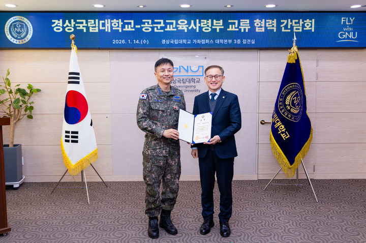 [진주=뉴시스]권영민 공군교육사령관이 14일 국방부장관을 대신해 권진회 총장에게 학군단 설치대학 평가 최우수 대학 상장을 전달하고 있다.(사진=경상국립대 제공).2026.01.14.photo@newsis.com *재판매 및 DB 금지