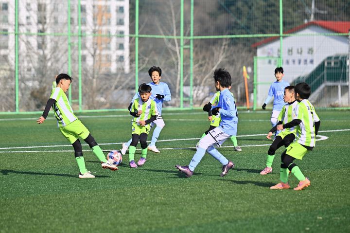 [속초=뉴시스] 2026 설악배 전국초등 동계축구리그 경기 모습.(사진=속초시 제공)photo@newsis.com *재판매 및 DB 금지