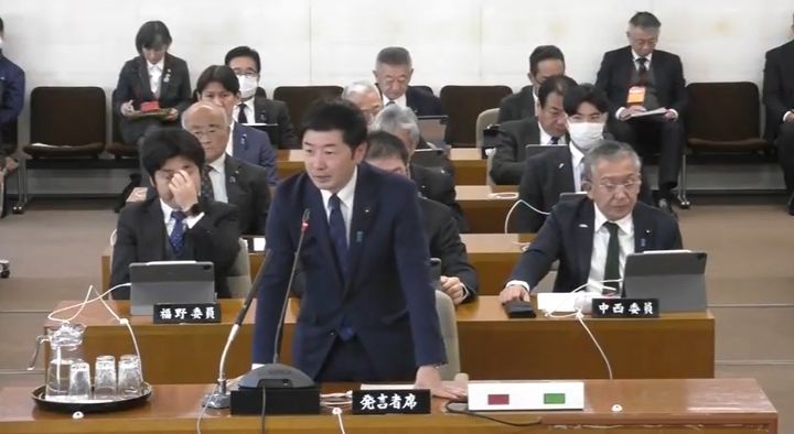 [서울=뉴시스]다카이치 사나에(高市早苗·64) 총리의 장남인 야마모토 겐(山本建·41) 자민당 후쿠이(福井)현 의원이 지난해 12월 18일 후쿠이현 예산결산특별위원회에서 발언하고 있다. 사진은 후쿠이현 공식 유튜브 채널 갈무리. <사진캡처=유튜브 @福井県議会公式 채널> *DB 및 재판매 금지. 