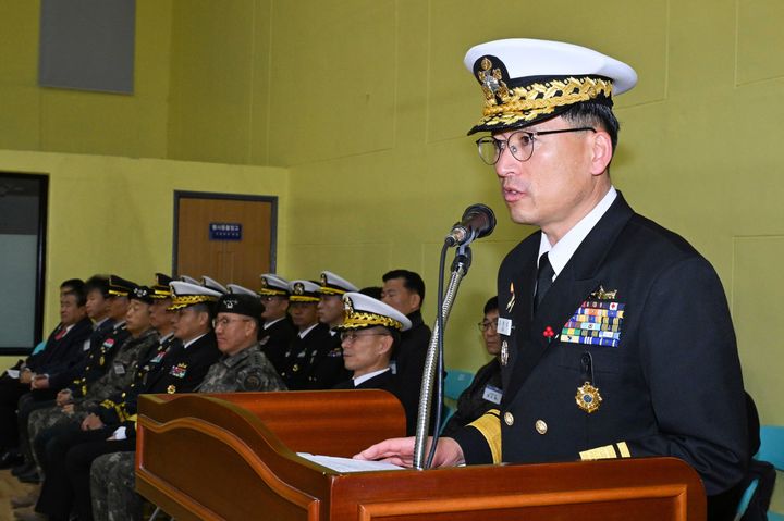 [동해=뉴시스] 14일 조충호 해군 소장이 제32대 해군1함대사령관으로 취임한 가운데 취임사를 하고 있다.(사진=해군1함대 제공)photo2newsis.com *재판매 및 DB 금지