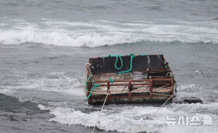 [제주=뉴시스] 지난 3일 서귀포시 대정읍 신도리 해상에서 촬영된 목선. (사진=다큐제주 오승목 감독 제공) 2026.01.14. photo@newsis.com 