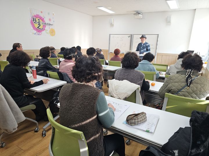 [대구=뉴시스] 대구 남구는 배움의 기회를 놓친 주민의 학력 보완과 검정고시 응시 지원을 위한 초·중·고 검정고시반을 개강했다. (사진=대구 남구 제공) 2026.01.14. photo@newsis.com *재판매 및 DB 금지