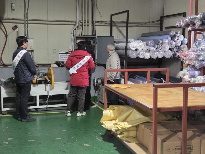 [대구=뉴시스] 대구 서구는 겨울철 화재 등 안전사고 발생을 사전에 방지하고자 서대구산업단지 내 업체를 대상으로 민관 합동점검을 실시했다. (사진=대구 서구 제공) 2026.01.14. photo@newsis.com *재판매 및 DB 금지