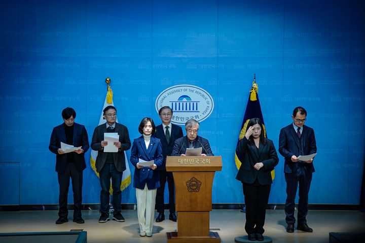 [서울=뉴시스] 서보학 경희대 법학전문대학원 교수와 황문규 중부대 경찰행정학과 교수, 김필성·한동수·장범식·김성진 변호사 등 검찰개혁추진단 자문위원회 일부 위원들은 14일 국회 소통관에서 기자회견을 열었다. (사진=박은정 조국혁신당 의원실 제공) 2026.01.14. photo@newsis.com *재판매 및 DB 금지