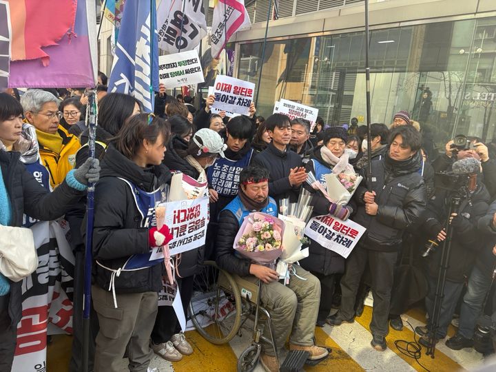 [서울=뉴시스] 김다빈 인턴기자 = 세종호텔 해고노동자 복직을 요구하며 336일간 고공농성을 이어온 고진수 세종호텔지부장이 14일 농성을 해제했다. 2026.01.14. photo@newsis.com *재판매 및 DB 금지