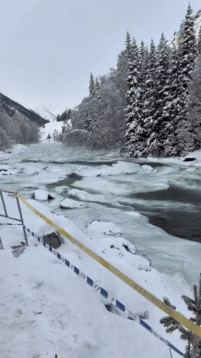 설경 즐기다 화들짝…中 관광지에 얼음·물 '와르르'(영상)