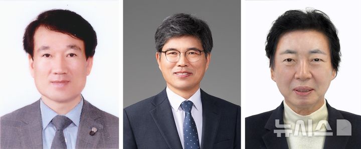 [광주=뉴시스] 2026 자랑스러운 전남대 경영대인으로 선정된 구길용(왼쪽부터) 뉴시스 광주전남취재본부 대표, 선흥규 서현회계법인 대표, 정경연 ㈜중앙산업 회장(왼쪽부터). 2026.01.14. photo@newsis.com
