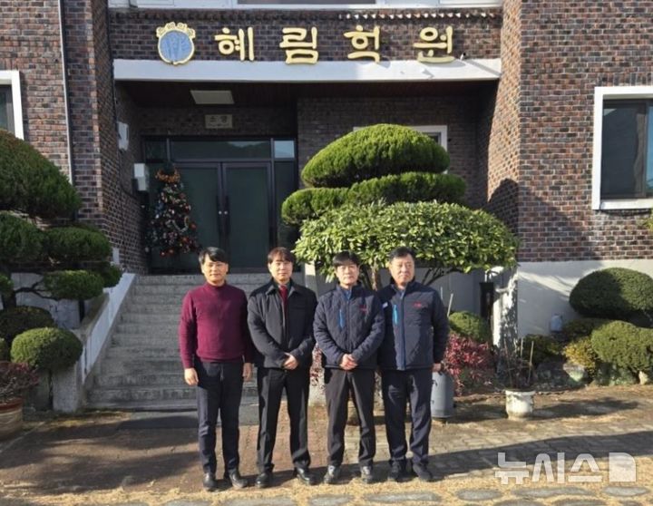 [창원=뉴시스]한국NSK㈜ 관계자가 의령 혜림학원을 찾아 후원 성금을 전달한 후 기념촬영하고 있다.(사진=창원상의 제공) 2026.01.14. photo@newsis.com