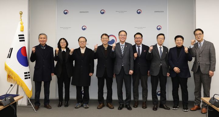 김영수(가운데) 문화체육관광부 제1차관과 제8기 지역신문발전위원회 위원들. (사진=문화체육관광부 제공) *재판매 및 DB 금지