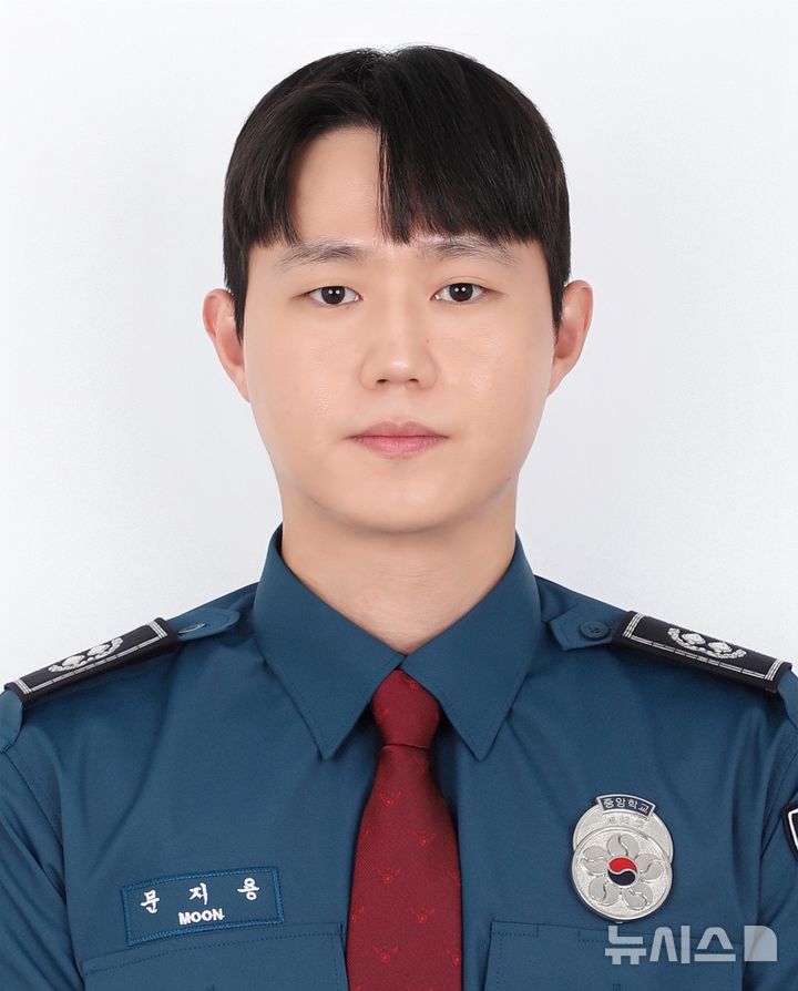 [제주=뉴시스] 제주동부경찰서 남문지구대 문지용 순경. 문 순경은 지난 13일 오전 제주시 조천읍 진드르교차로에서 퇴근하던 중 80대 치매 노인을 발견해 구조했다. (사진=제주경찰청 제공) 2026.01.14. photo@newsis.com 