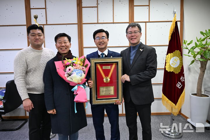 [완주=뉴시스] 유의식 완주군의장(오른쪽 두 번째)이 '전북지방의정봉사대상'을 수상하고 기념촬영을 하고 있다. *재판매 및 DB 금지