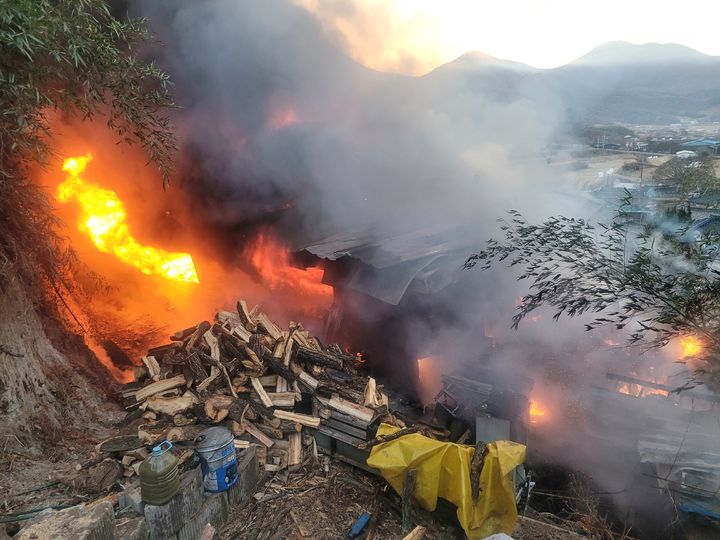 밀양 초동면 단독주택 화재로 전소…인명 피해 없어