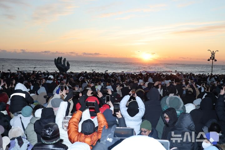 [포항=뉴시스] = 올해 포항 호미곶 광장 일출. (사진=포항시 제공) 2026.01.14. photo@newsis.com&nbsp; 