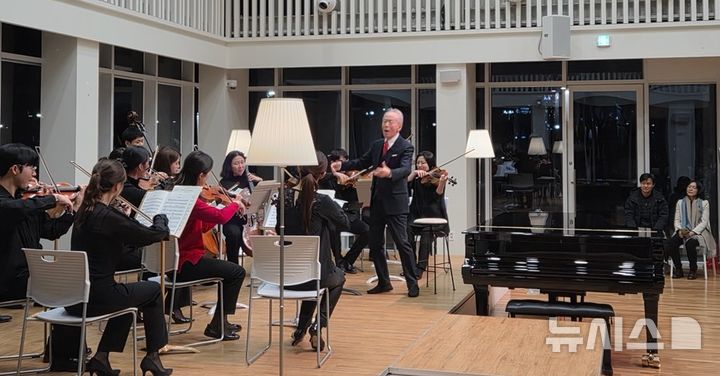 [성남=뉴시스]성남시 성남물빛정원 뮤직홀에서 '금난새의 웰컴 2026' 신년 음악회가 열렸다(사진=성남시 제공)2026.01.14.photo@newsis.com