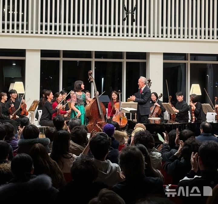 [성남=뉴시스]성남시 물빛정원 뮤직홀에서 '금난새의 웰컴 2026' 신년 음악회가 열렸다(사진=성남시 제공)2026.01.14.photo@newsis.com