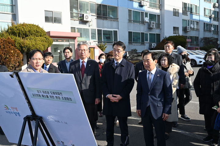 [창녕=뉴시스] 창녕읍 송현리 53번지 도원아파트에서 현장브리핑을 진행하고 있다. (사진= 창녕군 제공) 2026.01.14. photo@newsis.com *재판매 및 DB 금지